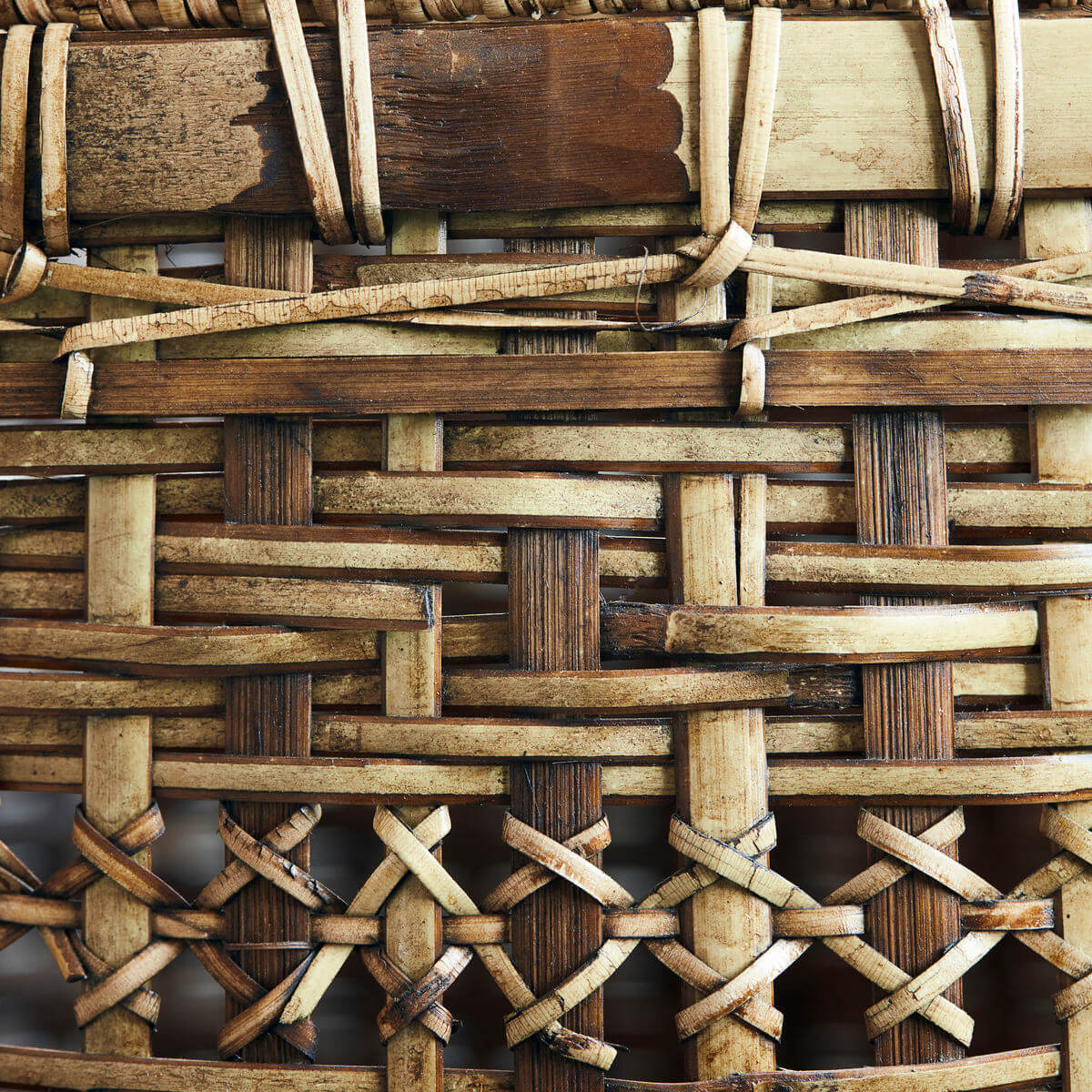 tressage panier en rotin et bambou, fait main