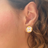 Boucle d'oreille fleur blanche et or