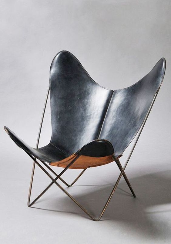 la chaise papillon dans son cuir noir