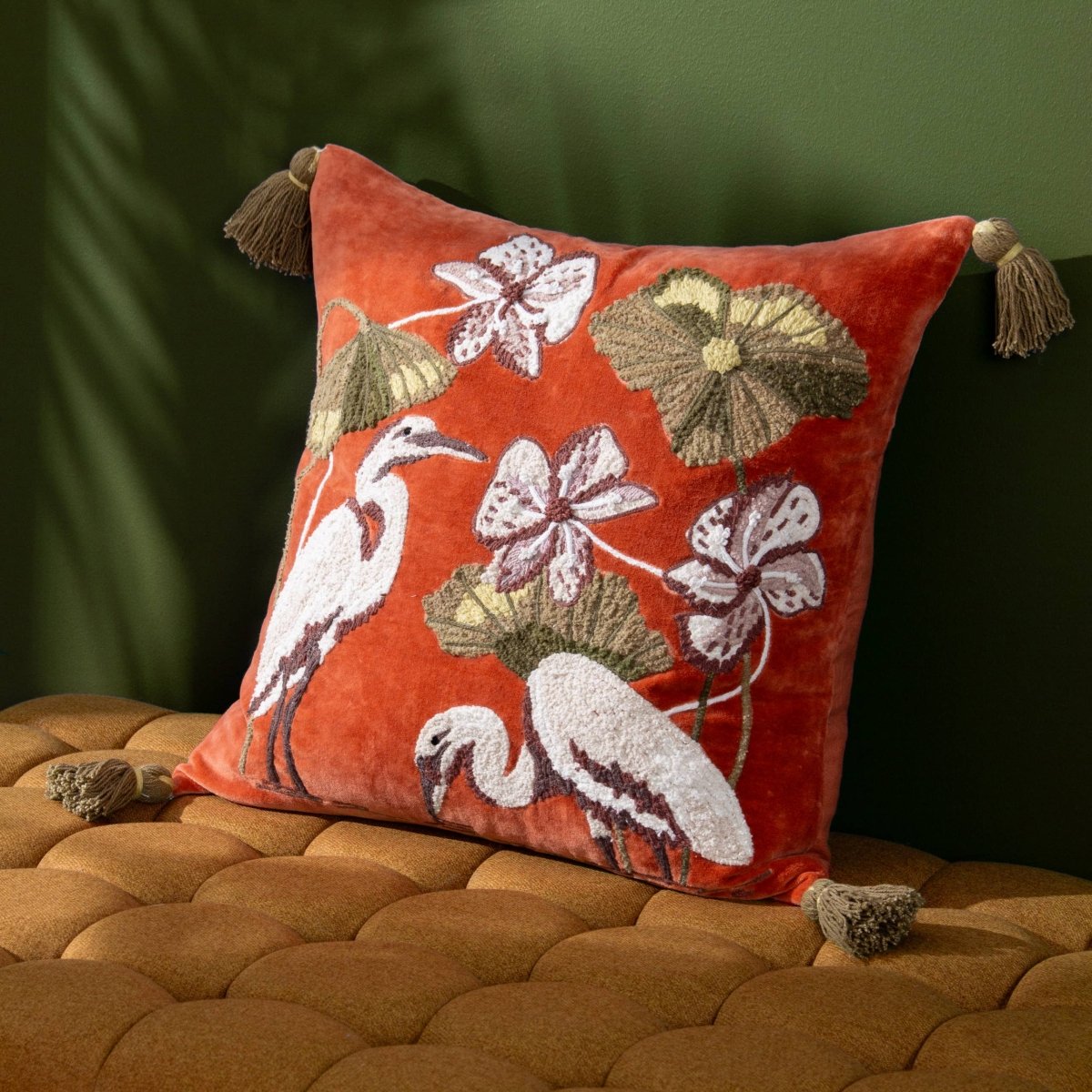 Coussin Kushiro corail brodé de grues blanches - boutique décoration Montreal