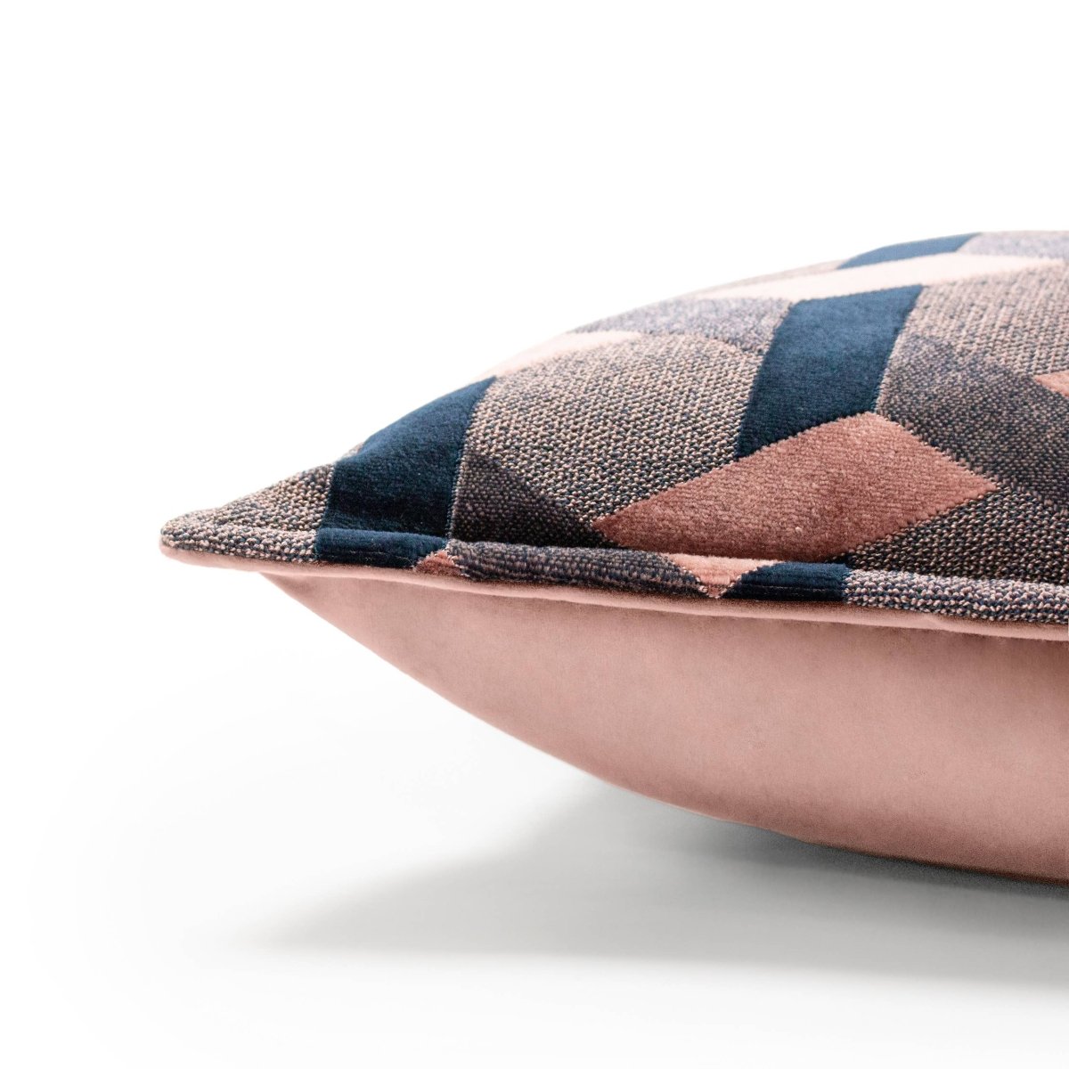Coussin Lorenzo Jacquard en velours Delano Blush/Navy - boutique décoration Montreal