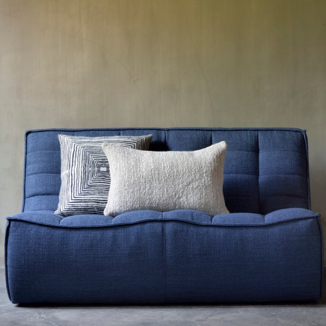 canapé n701 en tissu bleu, disponible en cuir