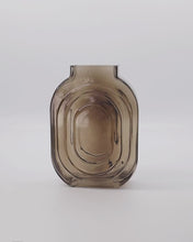 Load and play video in Gallery viewer, vase art déco en verre, couleur brun, pour fleurs fraiches ou séchées
