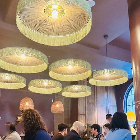 luminaire en raphia, frange verte, restaurant décoration intérieur