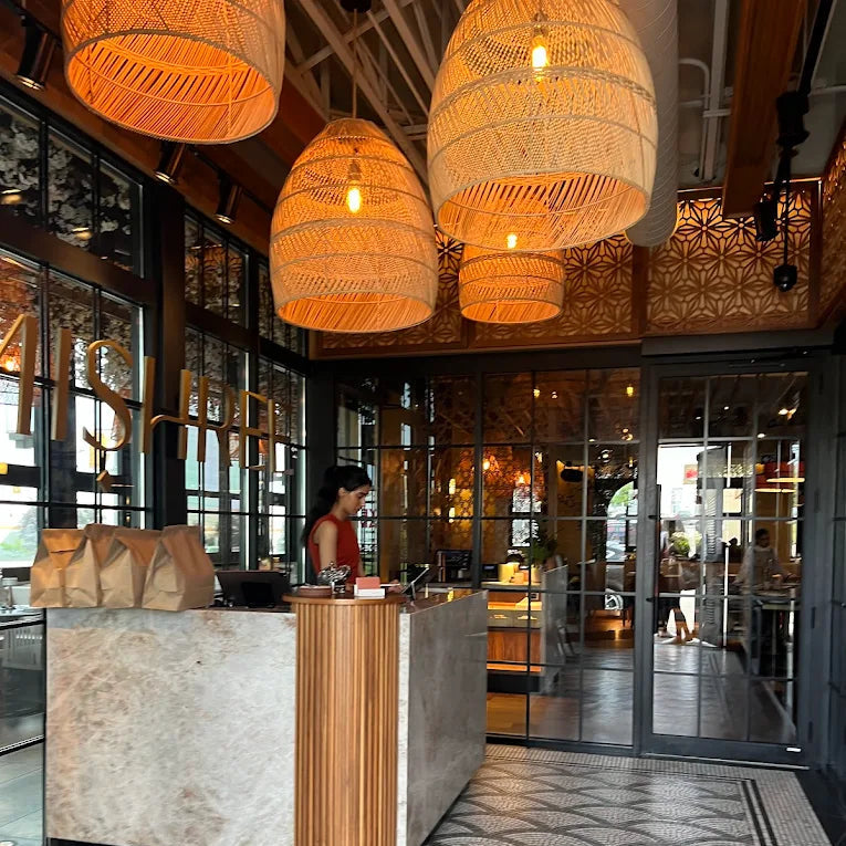 luminaire suspendu en rotin, décoration restaurant le Mishree