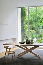 Charger l&#39;image dans la galerie, chaise design élégant en bois massif pour table à manger, Ethnicraft
