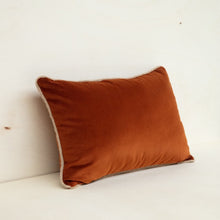 Load image into Gallery viewer, coussin rectangle velours caramel, décoration canapé
