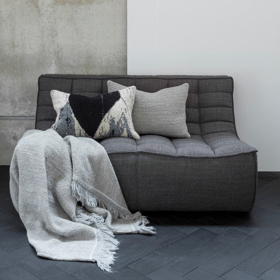 Divan N701 en tissu gris - Old Saddle - boutique décoration Montreal
