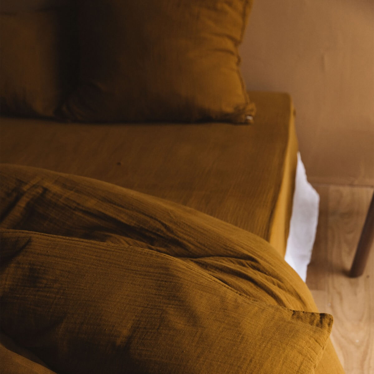 drap housse en gaze de coton couleur brun ambre