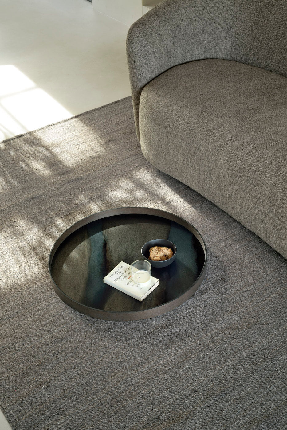 sofa gris salon, 3 places, designer Jacques Deneef
