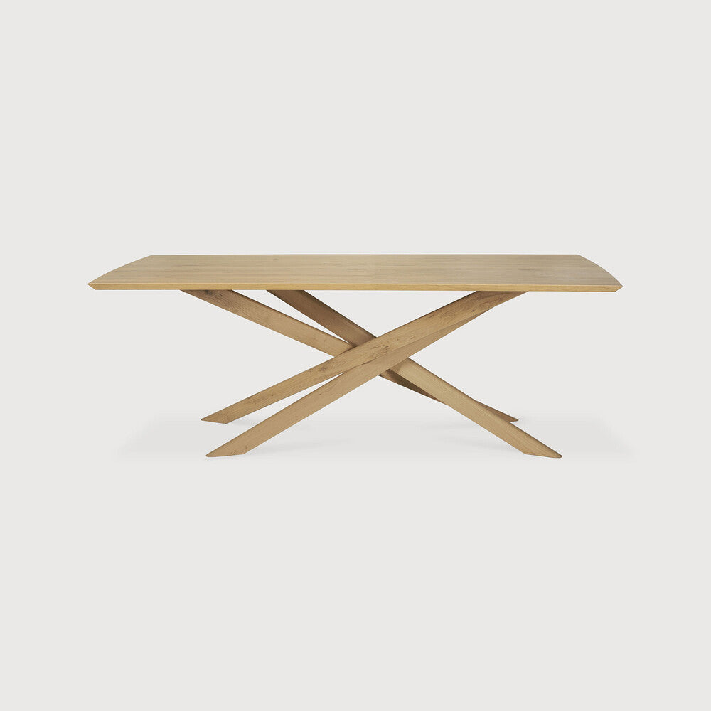table rectangulaire en chene bois massif avec pieds entremelés