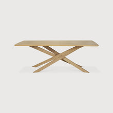 Load image into Gallery viewer, table rectangulaire en chene bois massif avec pieds entremelés
